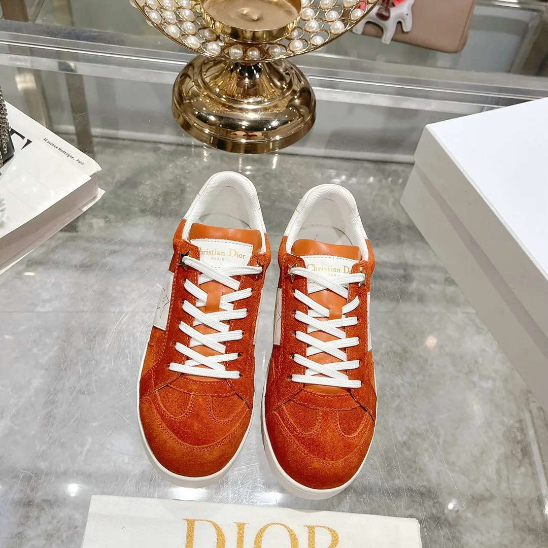 👟👟Ex-factory price 560👟👟Dior2024 new white shoes, Dior Dior Star women's sports shoes, very light summer white shoes. The upper is carefully made of imported suede, decorated with tonal suede panels, metal stars decorate the lace eyelets, and breathable mesh inside. The upper is punched and designed not to stuffy the feet. It is equipped with Christian Dior logo and thin soles. The thick sole is suitable for all seasons! Size: 35-41 (40 and 41 are customized and cannot be returned or exchanged)
